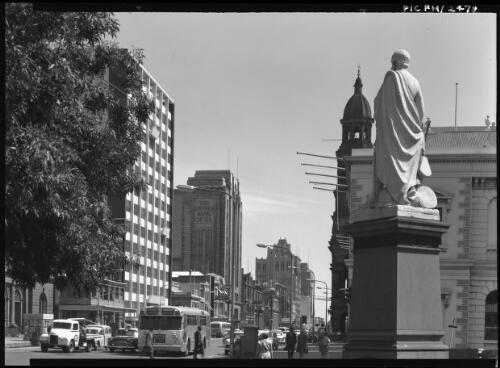 [Statue of John McDouall Stuart surveying King William Street, Adelaide] [picture] : [South Australia] / [Frank Hurley]