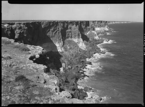 [300 feet high cliffs at the head of the Great Australian Bight border between SA and WA] [picture] : [South Australia] / [Frank Hurley]