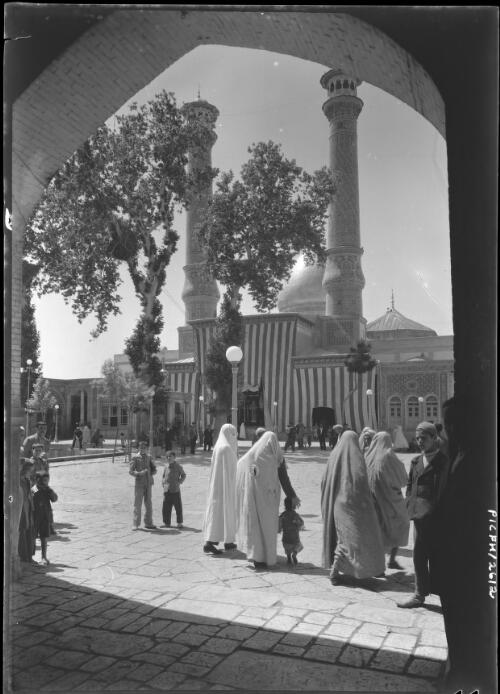 Mosque at Rey near Baghdad, Iraq [1944] [picture] : [Iraq, World War II] / [Frank Hurley]