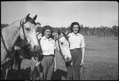 [Unidentified women standing side by side with horses, 2] [picture] / [Frank Hurley]