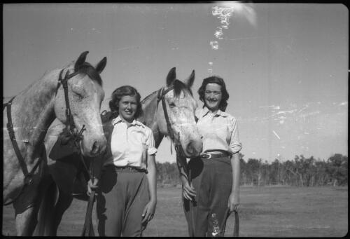 [Unidentified women standing side by side with horses, 3] [picture] / [Frank Hurley]