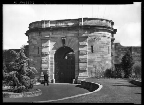 [Entrance to Old Gaol Berrima] [picture] / [Frank Hurley]