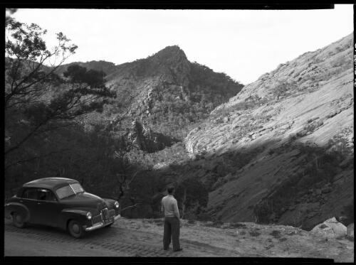 [The road to Halls Gap, Grampians] [picture] / [Frank Hurley]