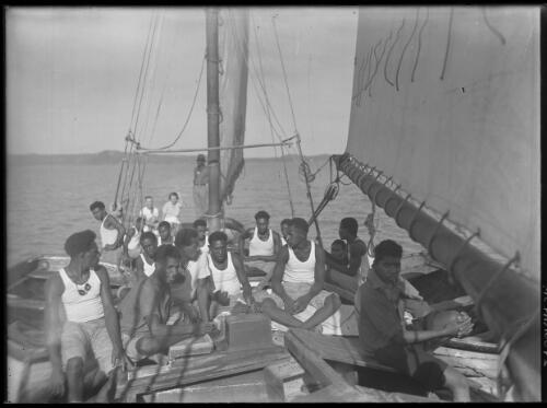 [Kanakas on a boat, Queensland, 1] [picture] / [Frank Hurley]