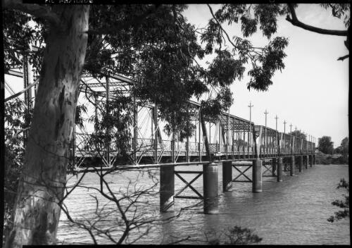 [Steel truss bridge crossing wide river] [picture] / [Frank Hurley]