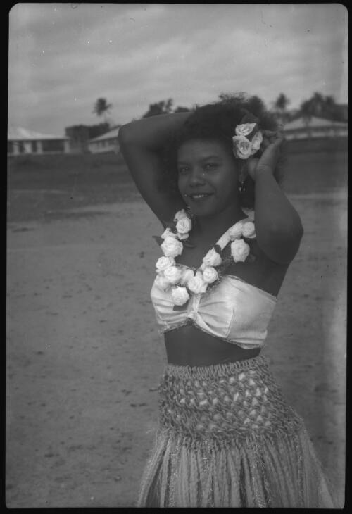 [Woman wearing a lei and grass skirt, 4] [picture] / [Frank Hurley]