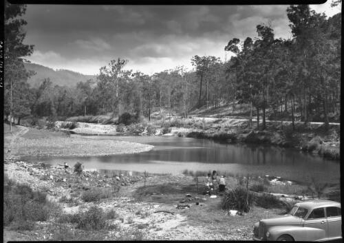 [Family picnic on the bank of a creek] [picture] / [Frank Hurley]