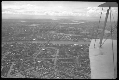 [Aerial view of large town] [picture] / [Frank Hurley]