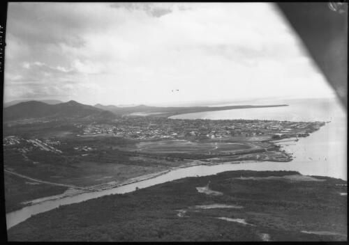 [Aerial view of Cairns, 1] [picture] / [Frank Hurley]