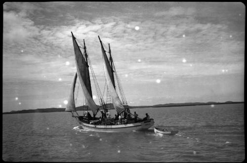 [Felucca towing a small boat] [picture] / [Frank Hurley]