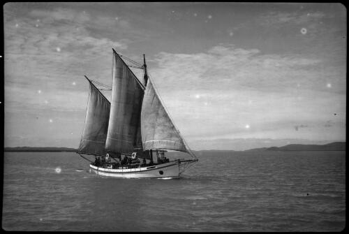 [Felucca towing a small boat with many passengers] [picture] / [Frank Hurley]