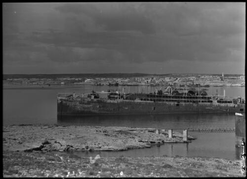 [Large ocean liner Kistna 1942 CSMG Oriole partially sunk, Tobruk ca. 1942] [picture] : [Libya, World War II] / [Frank Hurley]