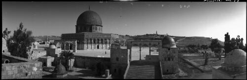 [Haram esh Sharif and the Dome of the Rock,  Jewish cemetery and Mount of Olives behind] [picture] / [Frank Hurley]