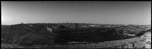 [Jerusalem taken from the Mount of Olives looking at the eastern wall with Haram esh Sharif and Dome of the Rock on left corner, and outside city, Jewish cemetery in the foreground and Basilica of the Agony and Garden of Gethsemane to the right] [picture] / [Frank Hurley]