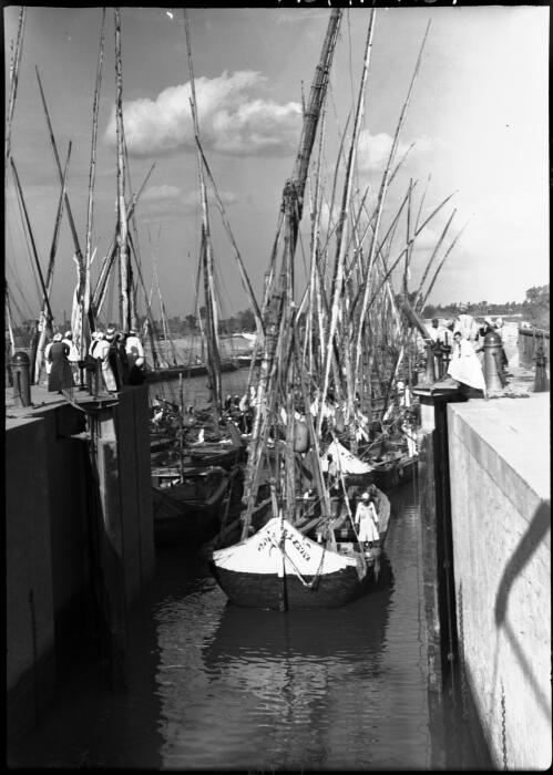 Passing through a lock on the Ismalia Canal [picture] : [Egypt, World War II] / [Frank Hurley]
