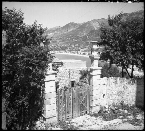 Scene Juni [Jounieh, gate] [picture] : [Lebanon, World War II] / [Frank Hurley]