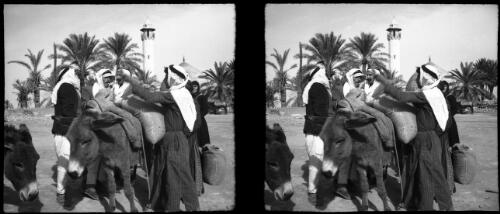 Jemin Palestine [figures, loading sacks onto a donkey] [picture] / [Frank Hurley]
