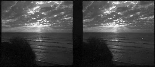 Tel Aviv [ocean and sky with sunrays] [picture] / [Frank Hurley]