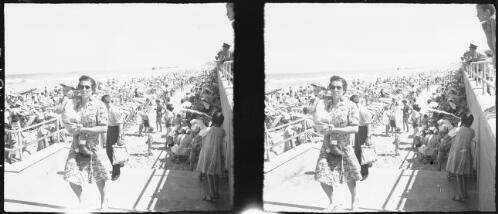Tel Aviv [a crowded beach, a woman carrying a child] [picture] / [Frank Hurley]