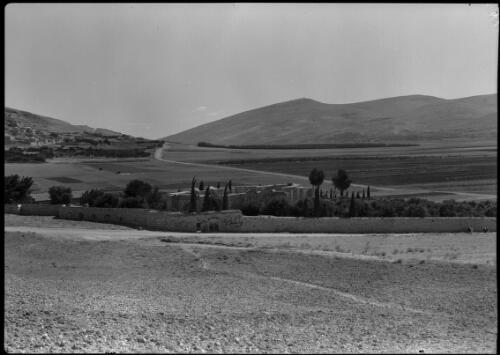 Near Jacobs Well, Nablus [picture] / [Frank Hurley]