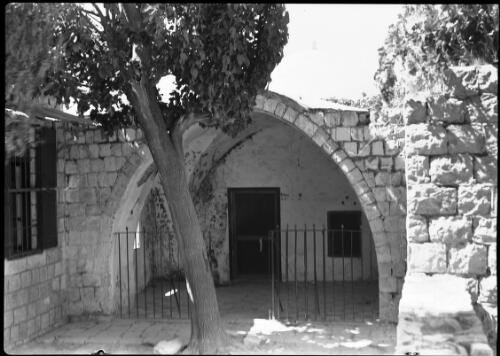 Tomb near Nablus (Schechem) [picture] / [Frank Hurley]