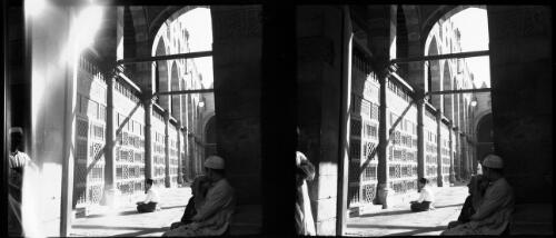 Cairo Mushrabiya [Mashrabiyya] Screen in Mosque of Altunbugha el Mardany Cairo [picture] : [Egypt, World War II] / [Frank Hurley]