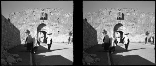 Byways & alleys in Jerusalem Including St Stephens Gate & Jaffa Gate [Palestine, St Stephens Gate] [picture] / [Frank Hurley]