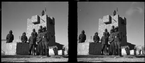 El Khazne, Petra [group of men in military uniform in front of a fort] [picture] : [Jordan, World War II] / [Frank Hurley]