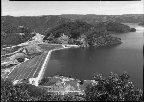 [View of Eildon Weir and surrounding hills] [picture] / [Frank Hurley]