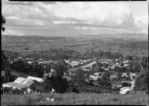 [Residential homes surrounded by farmland] [picture] / [Frank Hurley]