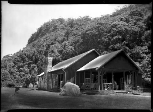 [Exterior of a cabin-style house, Australia] [picture] / [Frank Hurley]