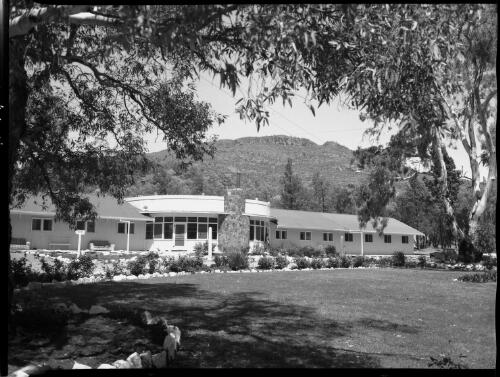 [Large building (possibly a motel) in rural setting, 1] [picture] / [Frank Hurley]