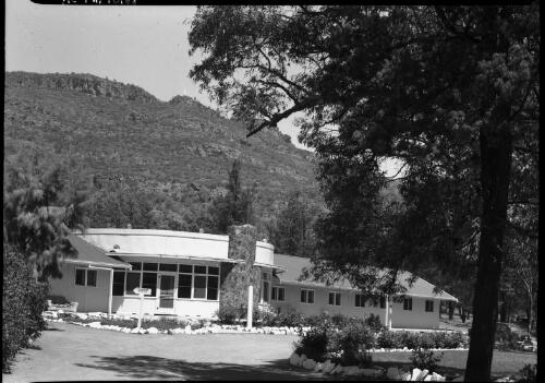 [Large building (possibly a motel) in rural setting, 3] [picture] / [Frank Hurley]