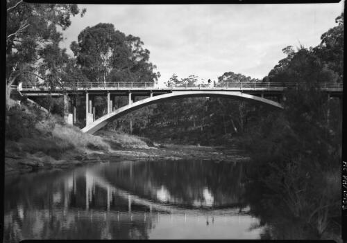 [Unidentified bridge, 3] [picture] / [Frank Hurley]