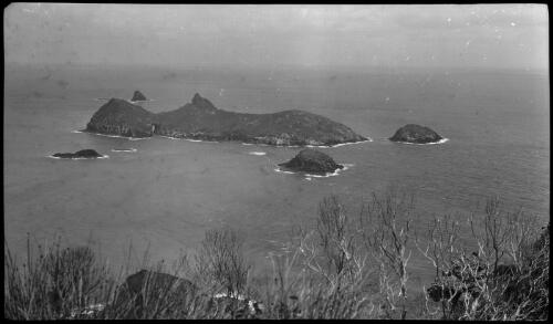 [Roach Island, Lord Howe Island, 1] [picture] / [Frank Hurley]