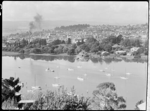 [Town, harbour, boats, houses, 4] [picture] : [Tasmania] / [Frank Hurley]