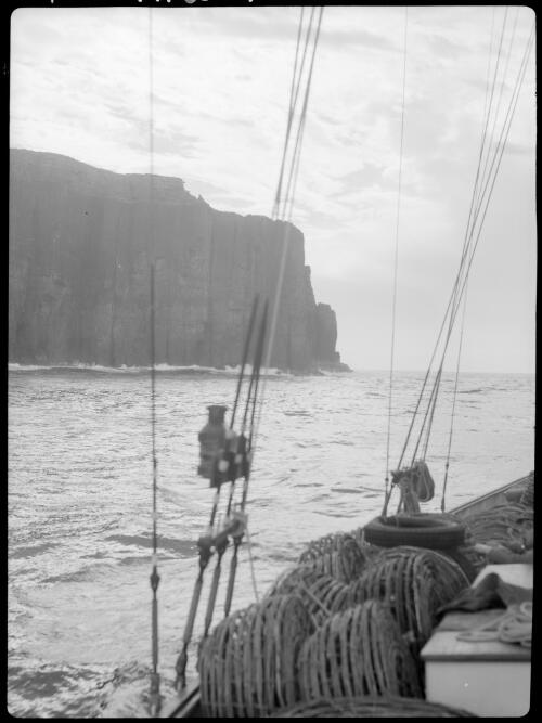 [Rocky cape or bluff and sea with ropes of ship and craypots, Maatsuyker Island] [picture] : [Maatsuyker Island, Tasmania] / [Frank Hurley]