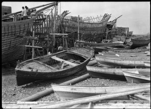 [Canoes on shore and canoes under construction, 1944] [picture] : [Iraq, World War II] / [Frank Hurley]