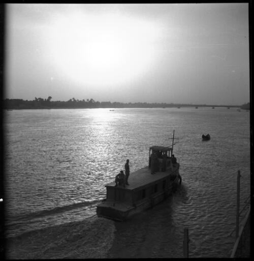 Iraq (Port), sundry shots [a jetty and a boat, 1944] [picture] : [Iraq, World War II] / [Frank Hurley]