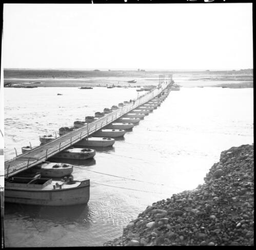 Iraq (Port), sundry shots [a pontoon bridge and boats, 1944] [picture] : [Iraq, World War II] / [Frank Hurley]