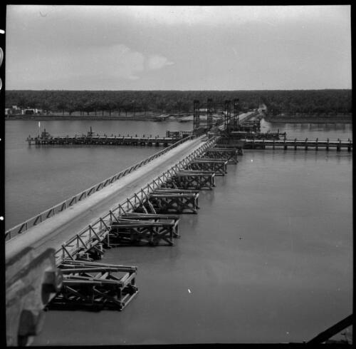 [A very long bridge over a river, 1944, 1] [picture] : [Iraq, World War II] / [Frank Hurley]