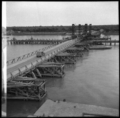 [A very long bridge over a river, 1944, 2] [picture] : [Iraq, World War II] / [Frank Hurley]