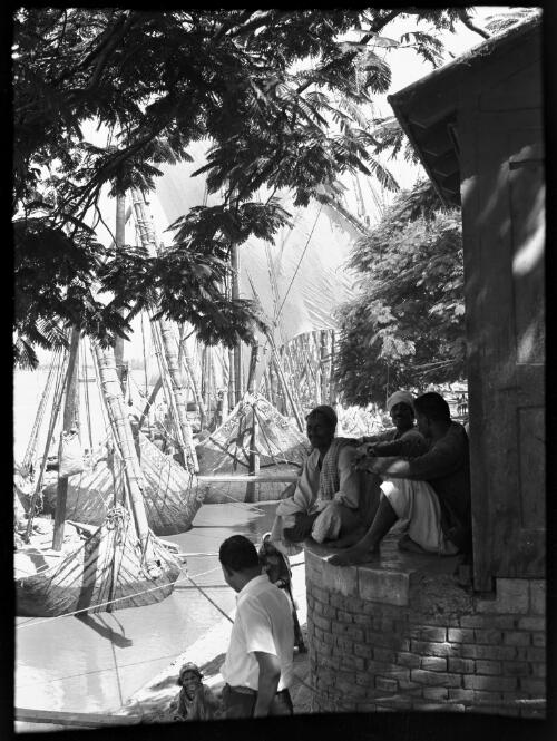 Glimpse, Port of Old Cairo [picture] : [Cairo, Egypt, World War II] / [Frank Hurley]