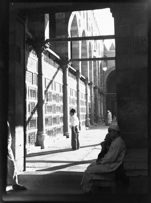 Grille (mihrab) in Mosque El Mardany? Cairo [with figures] [picture] : [Cairo, Egypt, World War II] / [Frank Hurley]