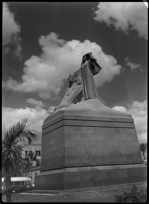 Cairo, statue The Unveiling of Egypt in the Midan Bab el Hadid, the Square in front of the Main Railway Station [1] [picture] : [Cairo, Egypt, World War II] / [Frank Hurley]