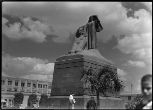 Cairo, statue The Unveiling of Egypt in the Midan Bab el Hadid, the Square in front of the Main Railway Station [2] [picture] : [Cairo, Egypt, World War II] / [Frank Hurley]
