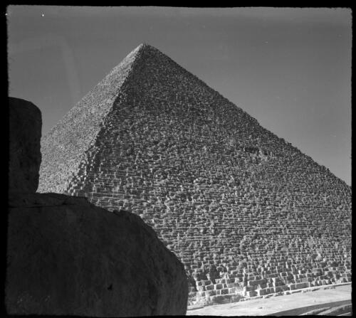 Cheops [picture] : [Cairo, Egypt, World War II] / [Frank Hurley]
