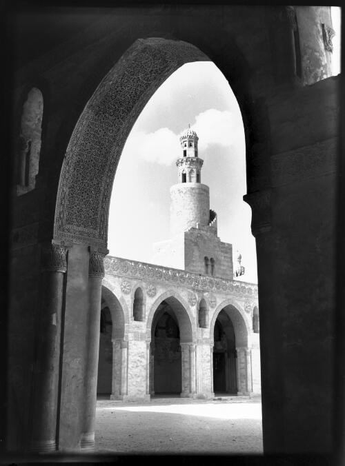 The minaret and ablutions fountain in Ibn Tulun Mosque [Cairo, 1] [picture] : [Egypt, World War II] / [Frank Hurley]