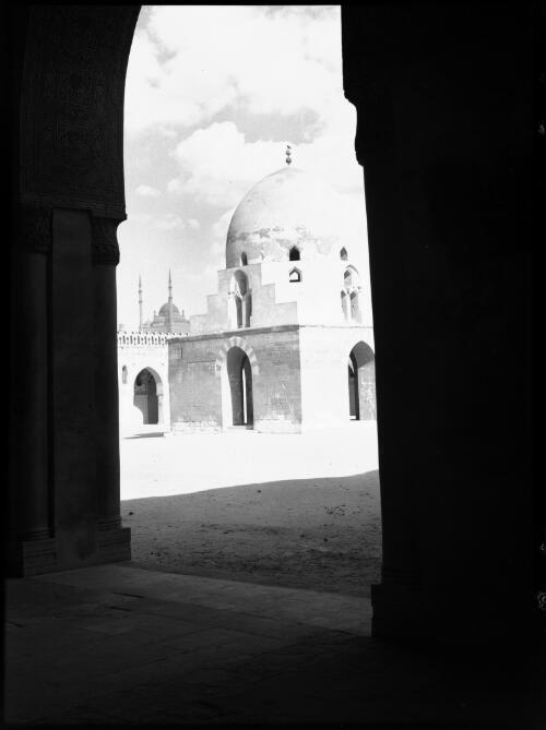 The minaret and ablutions fountain in Ibn Tulun Mosque [Cairo, 2] [picture] : [Egypt, World War II] / [Frank Hurley]