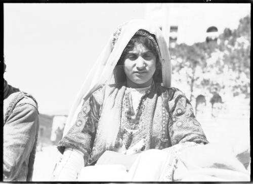 Woman from Siloam Village near Jerusalem [Palestine] [picture] : [Portrait Studies, Libya, World War II] / [Frank Hurley]
